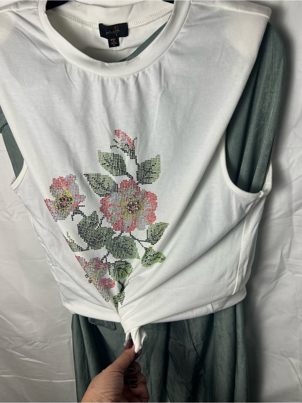 Set  pantalón verde  y blusa White Floral Crystal Tie-Front Tank Top Size M/L